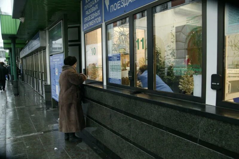 Фикус на ярославском вокзале. Ярославский вокзал турникеты. Очередь в кассы на ж\д вокзале. Москва ярославская касса вокзала. Казанский вокзал пригородные кассы.