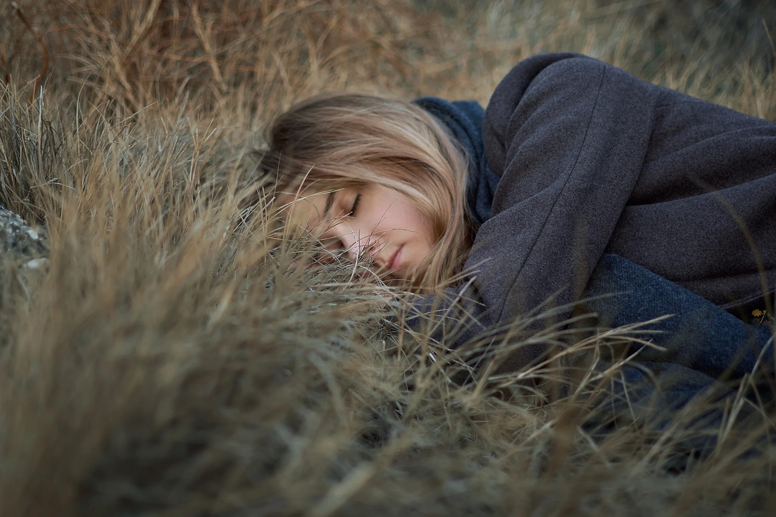 Девочка из сна в поле. Приснилась девушка ушла. Женщина уходит от мужчины. Неприступная женщина как крепость. Девушка уходит тот парня.