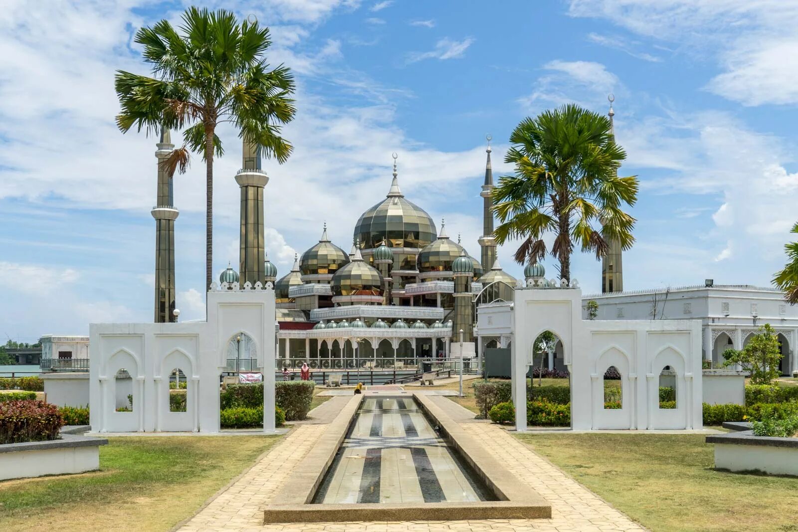 Фото мечите. Мечеть теренгкера Малайзия. Мечети Куала Тренгану Малайзия. Кристальная мечеть Куала-Тренгану. Мечеть кристалла Малайзия.