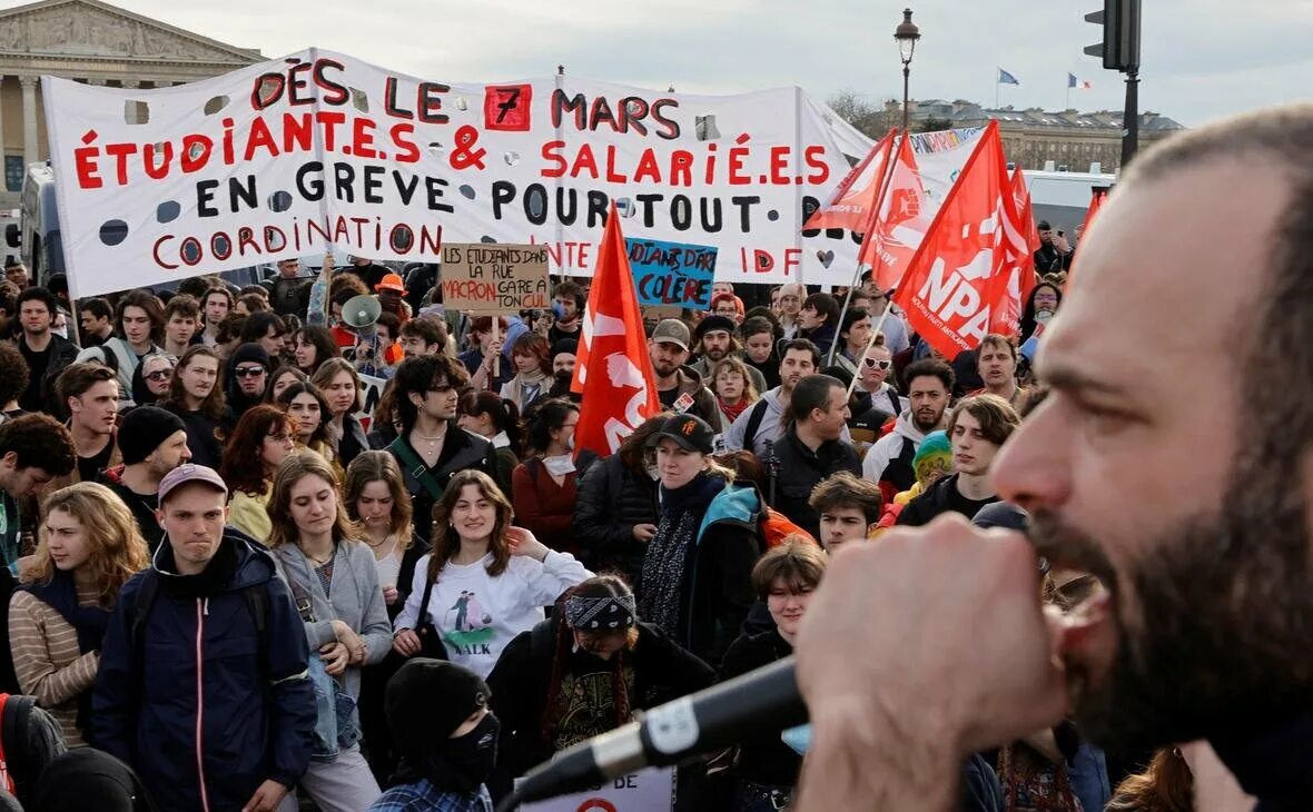 Протесты во Франции 2023. Протесты во Франции. Протесты во Франции пенсионная реформа. Протестующие с плакатами. Франция майдан