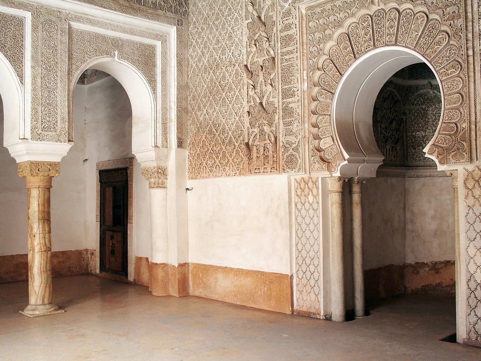 Мечеть кесем султан стамбул. Надписи на стенах в мечети. Убранство мечетей внутри турция. Персия интерьер. Стены мечети.