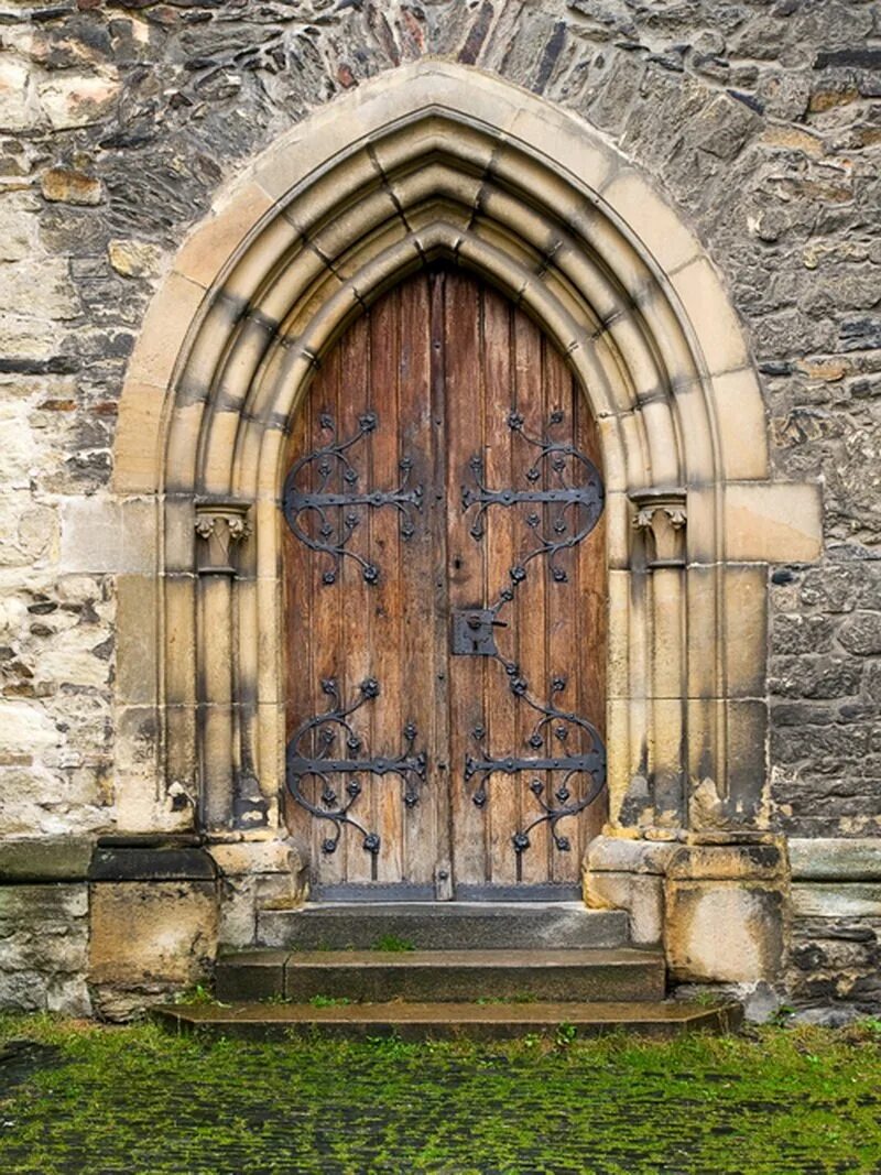 Открытые ворота замка. Старинная дверь. Старинные ворота. Ворота средневекового замка. Замок для двери.