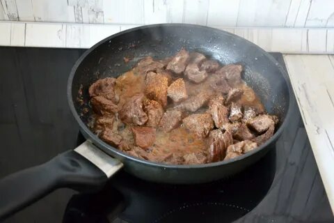 Мясо в соусе на сковороде