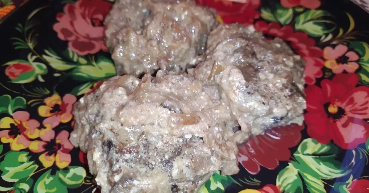 Рецепты с печенью говяжьей в сметане. Печенка в сметанном соусе. Говяжья печень в сметанном соусе. Рецепты с печенью говяжьей в сметане. Куриная печень тушеная в сметане.