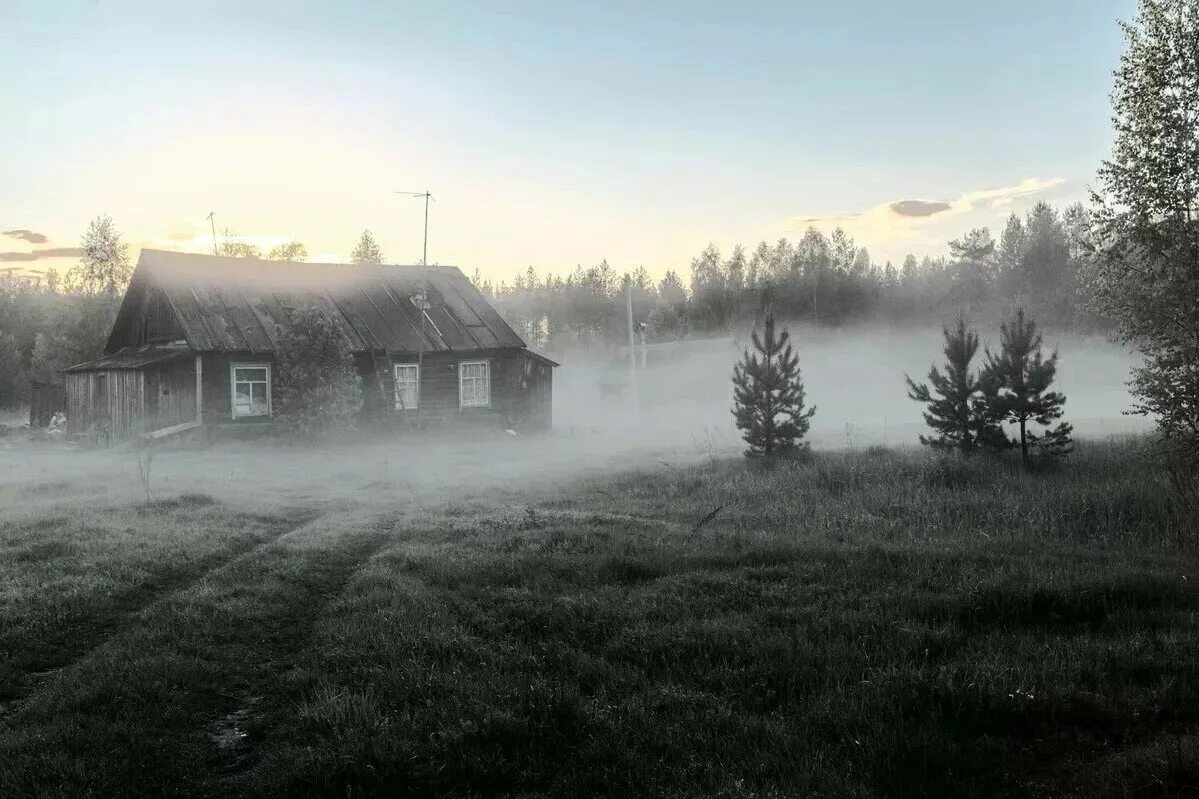 Один только старый дом стоял в глубине. Домик деревня тумане. туман в деревне. дом в тумане. заброшенная деревня в тумане.
