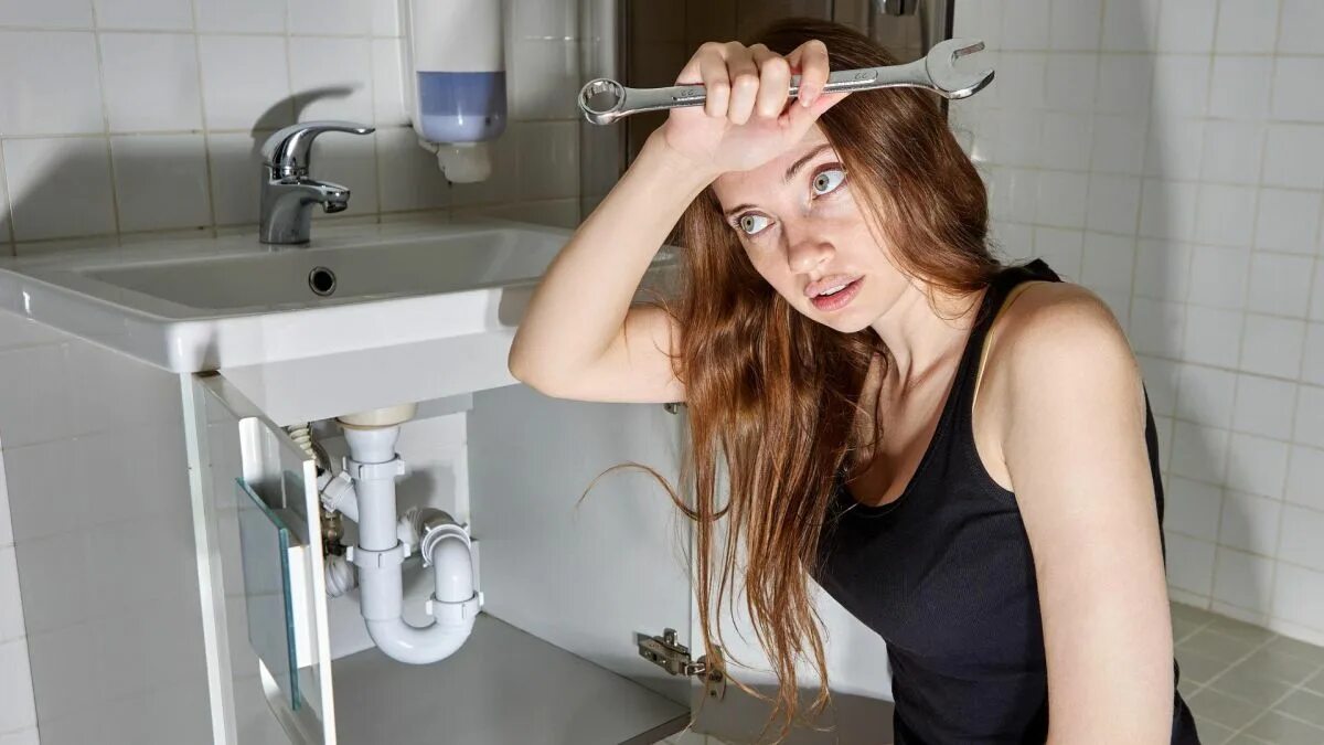 Парень мочится в раковину. Помочился в раковину. Голые женщины на раковине. Моет руки в раковине. Раковина для рук.