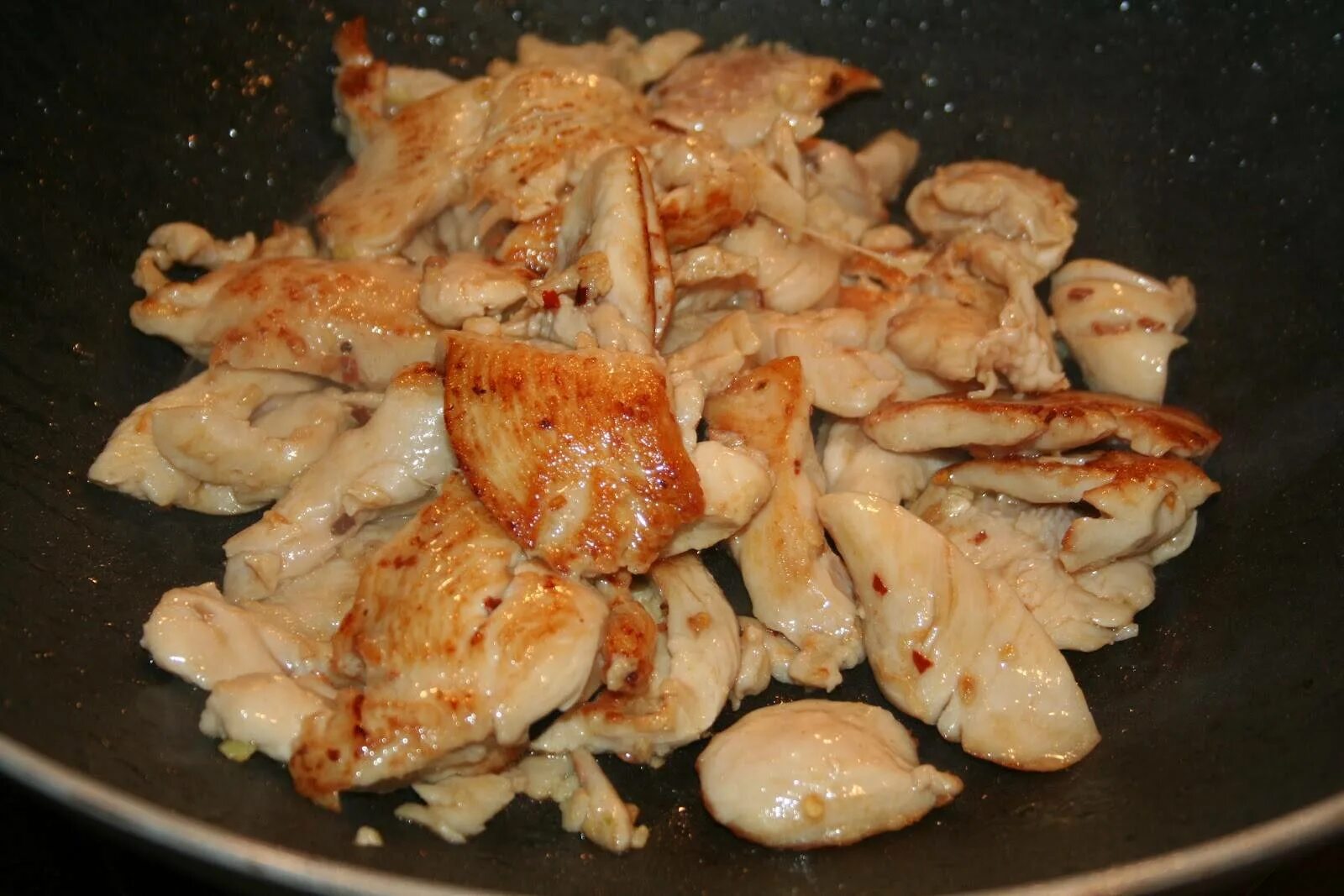 Куриная грудка рецепты приготовления вкусно и быстро. Жареное куриное филе. Куриное филе кусочками на сковороде. Курица кксками на сковороде. Кусочки жареной курицы.