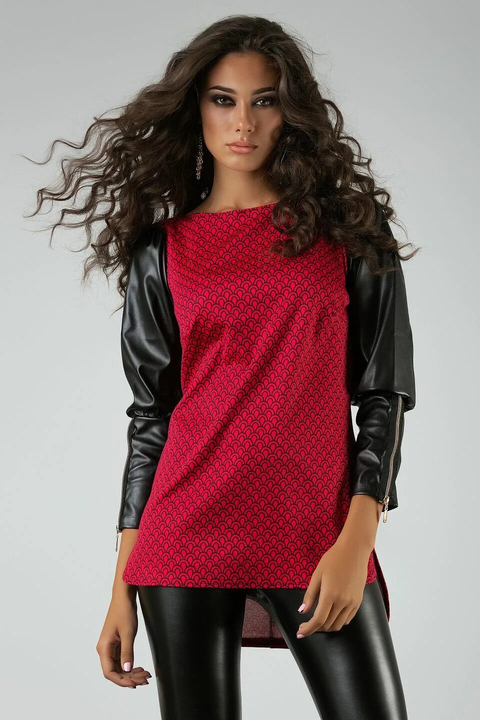 Туника с кожей. Туника кожа. Туника с рюшечками лосинами. Туника комбинированная с кожзам. Туника кожа.
