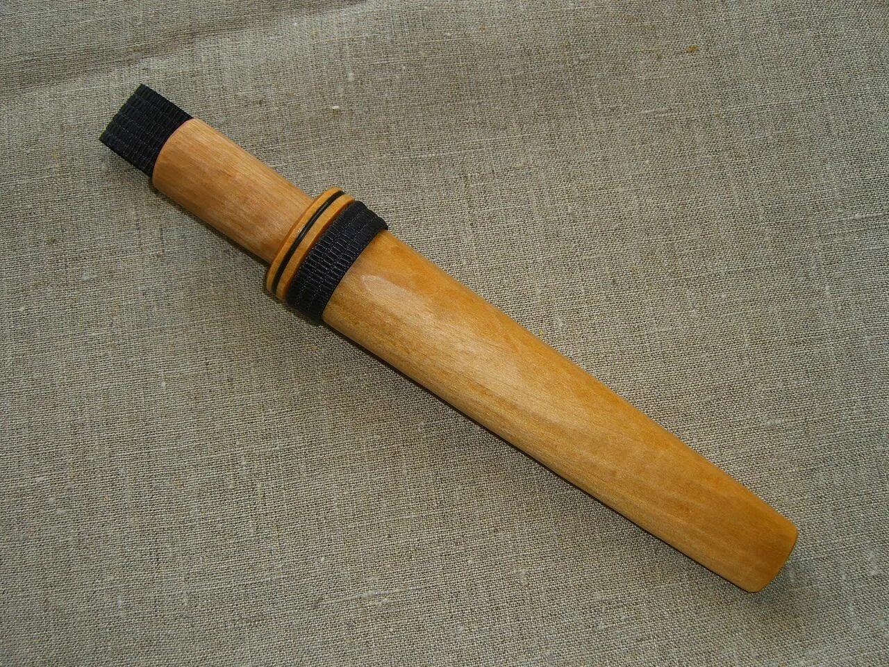 Деревянные ножны. Деревянный нож в ножнах. Старинная деревянная ножены. Старинный кустарный нож с деревянными ножнами.