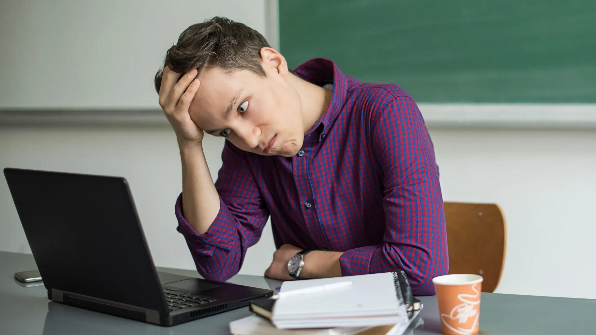 Stressed student. Стресс на учебе. Стресс у студентов. Стресс старшеклассников. Стрессоустойчивость на учебе.