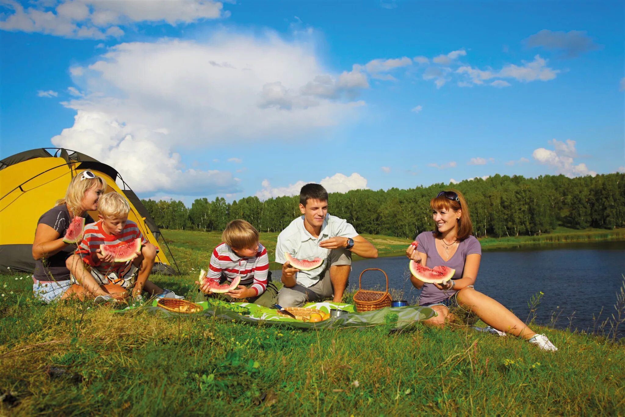 туристический поход в лес. место отдыха человека от людей. палаточный лагерь. поход с палатками. палатка в лесу вещи.