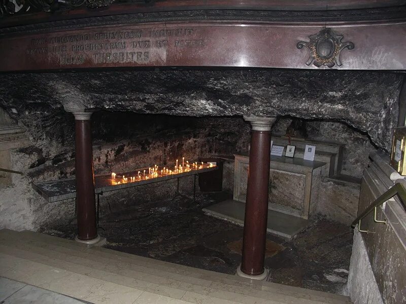 Гора кармель пещера пророка. Пещера пророка илии в израиле. Иордан пещера ильи пророка. Пещера ильи пророка в израиле. Монастырь георгия хозевита в иудейской пустыне.