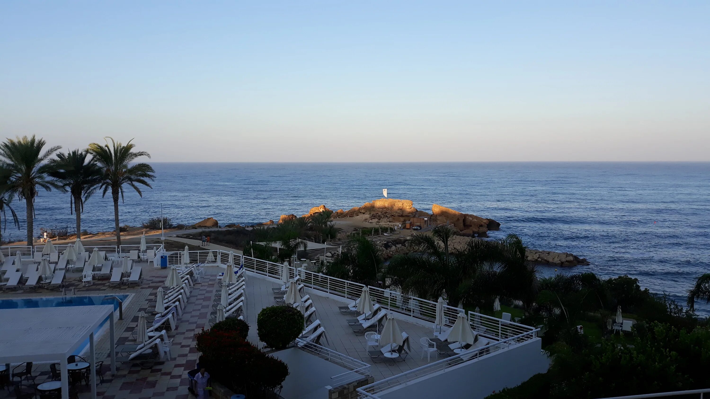 Queen's bay. Пафос кипр отели. Ашка пафос 8000. Отель квин драген фото. Queen's bay.