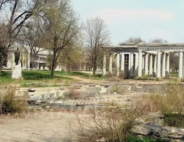 Парк горького луганск. Парк культуры и отдыха имени горького (луганск). Парк культуры и отдыха имени горького (луганск). Парк горького луганск аттракционы. Парк лнр 1 мая.