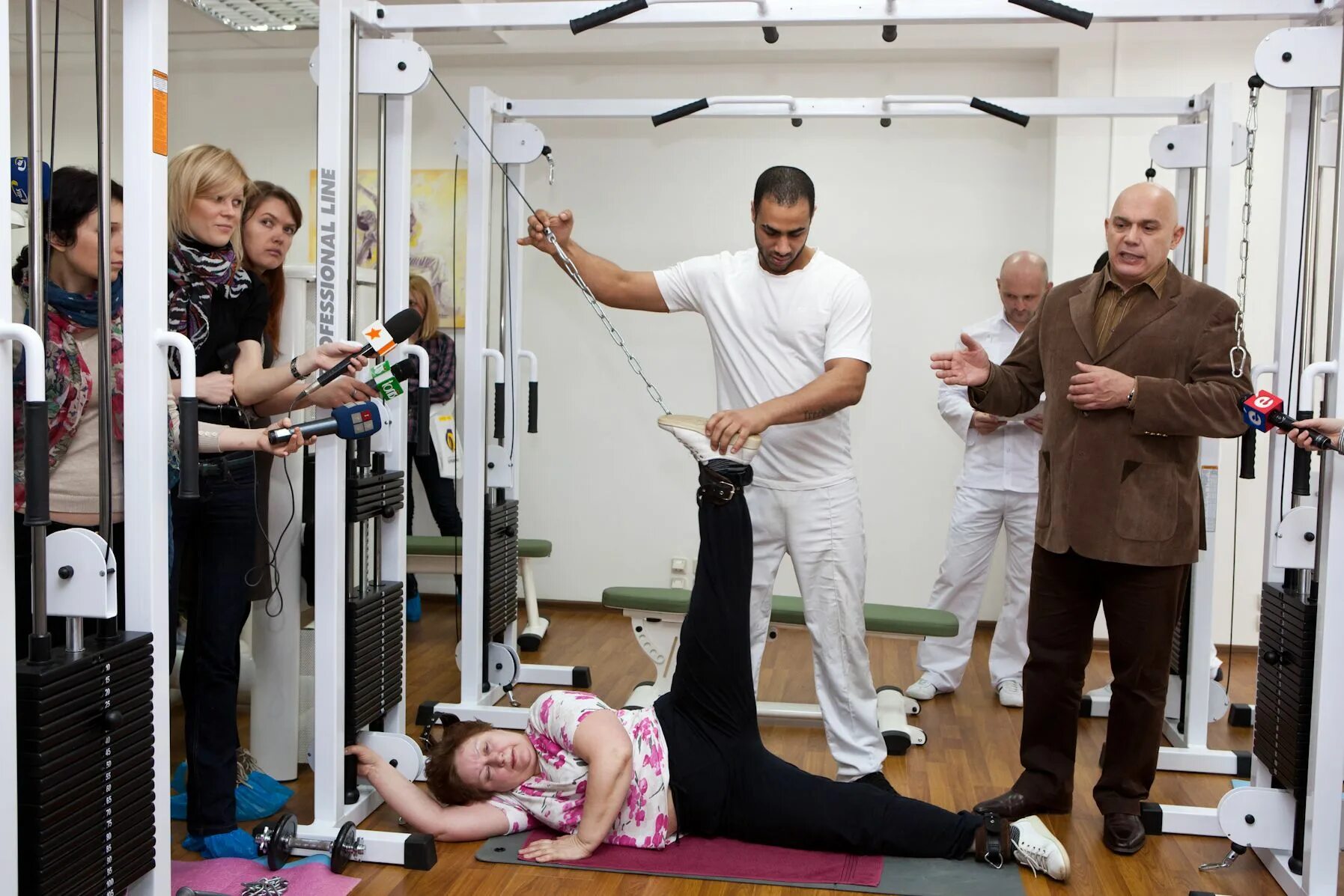 Человек на беговой дорожке. Гиперэкстензия на фитболе мышцы. Занятия на тренажерах. Мышцы пресса упражнения для мужчин. Тренировка без тренажеров.