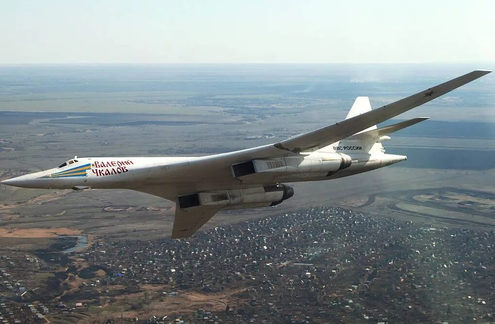 Ту-160 сверхзвуковой самолёт. Ту-160 белый лебедь. Стратегический бомбардировщик ту-160.