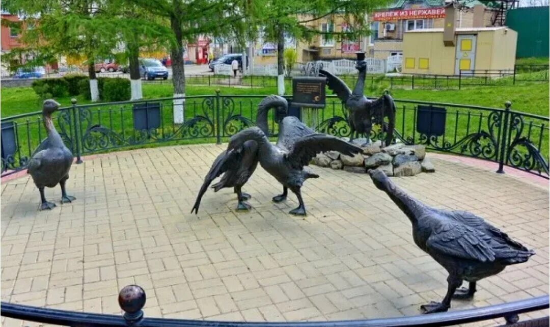 Таруса петухи гуси. Памятник гусиным боям в павлово. гусиные бои павлово. гусиные бои павлово памятник. памятник гусям в павлово на оке.