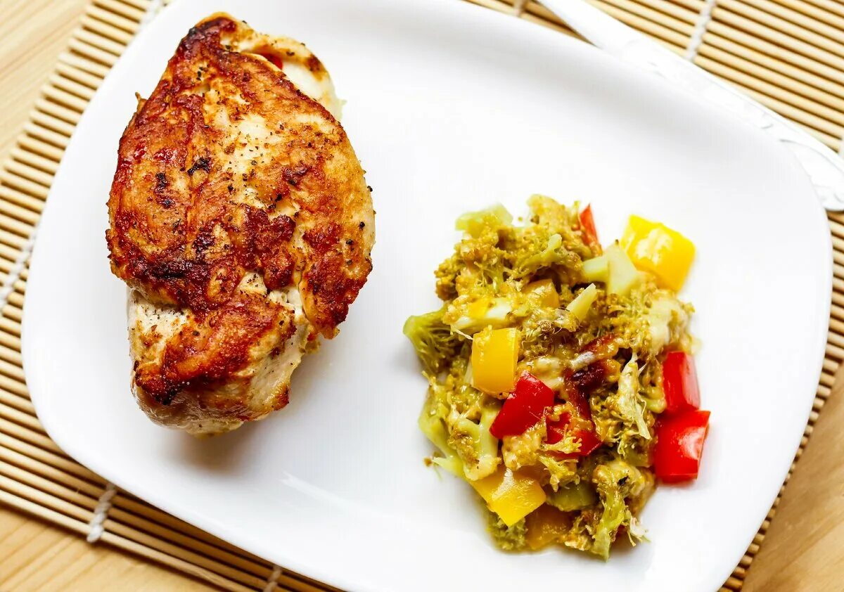 Кармашки из куриного филе. Куриные кармашки с овощами. кармашки из куриного филе с начинкой в духовке. куриные кармашки с начинкой в духовке. кармашки из куриной грудки фаршированные.