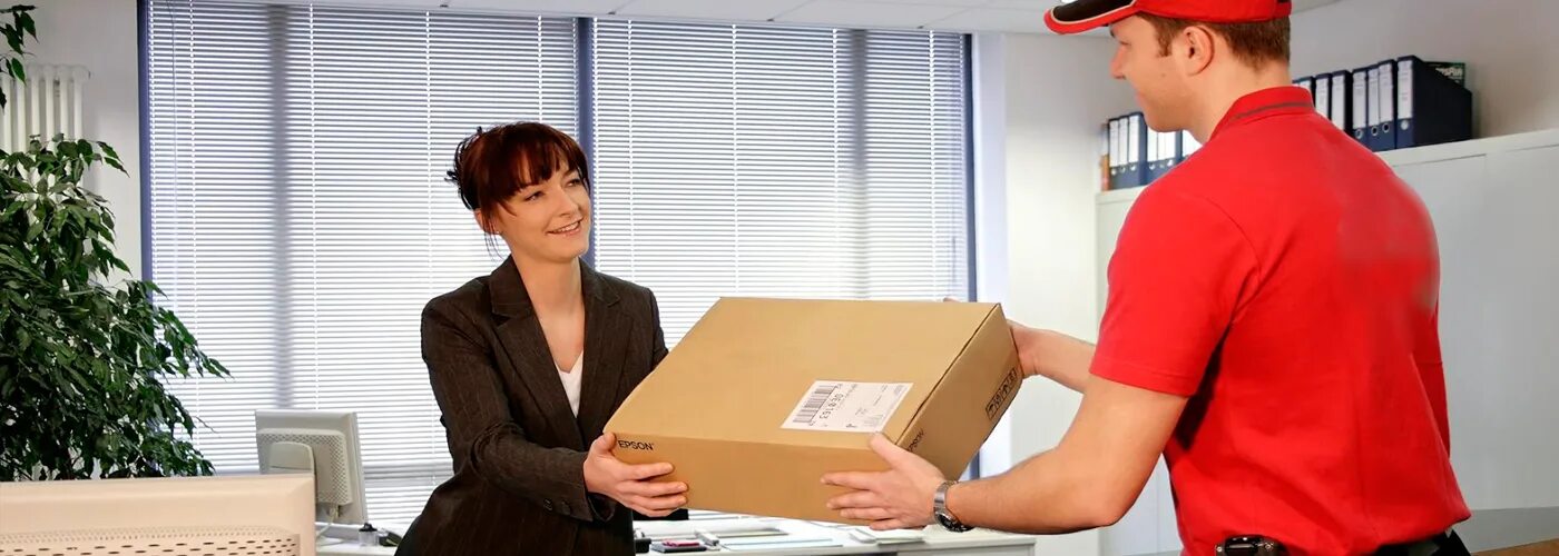 через курьерскую службу. доставщик с коробками в руках. работник курьер. через курьерскую службу. девушка с посылкой.