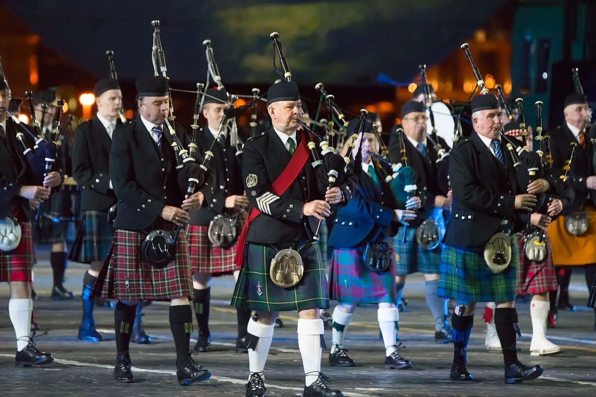 Волынка в Шотландии. Волынщики Шотландии. Шотландия музыкальный инструмент национальный волынка. Спасская башня Кельтский оркестр.