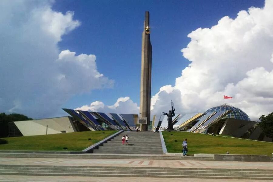 Слава минская. Курган славы Минск. Хатынь Курган славы. Белоруссия мемориальный комплекс Курган славы. Курган славы Минск ночью.