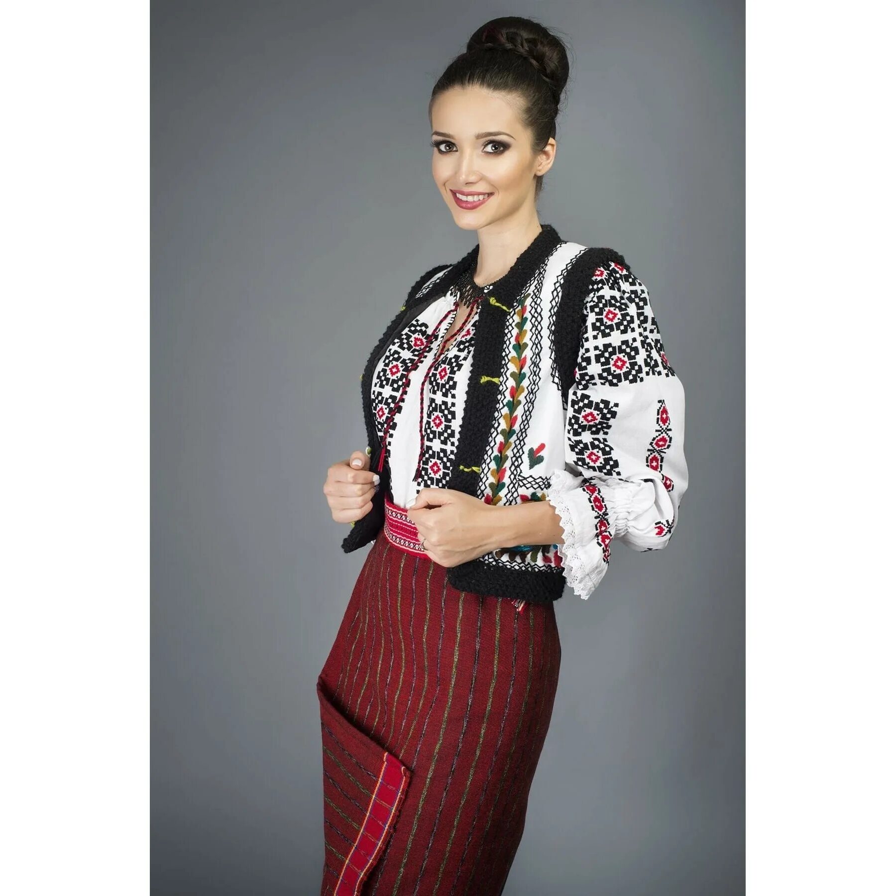 Молдаван женщина. Национальный костюм Молдавии. Молдавия молдаване внешность. Молдаванин, Молдаванка, молдаване. Костюм Молдаванки.