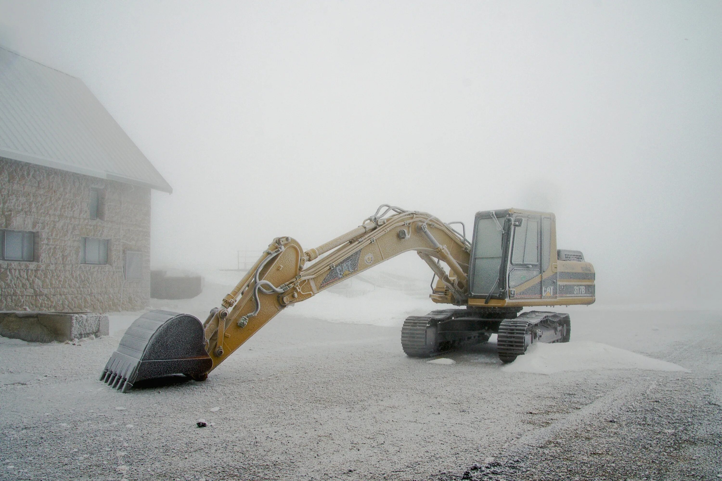 Экскаватор эо-3223. Экскаватор провалился. Гидравлический экскаватор эг-12. Гусеничный экскаватор зимой. Экскаватор зимой.