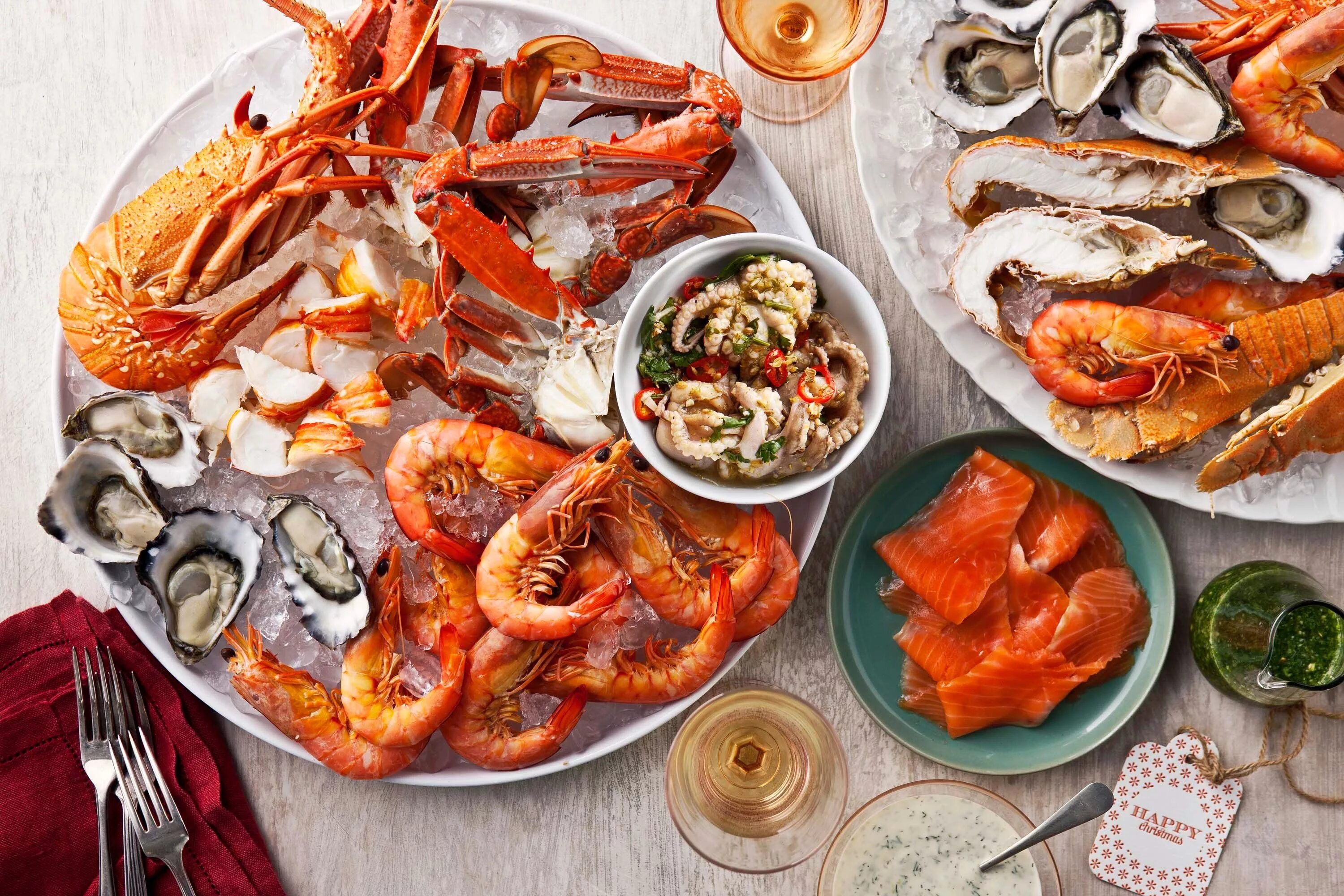 Рецепты еды в sea. Морепродукты. Блюда с морепродуктами. Тарелка с морепродуктами. Стол с морепродуктами.