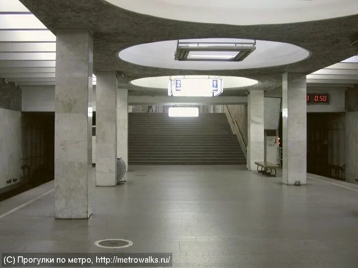 Станция метро орехово-борисово москва. М орехово метро. Станция метро орехово. Метро орехово 1984. М орехово метро.