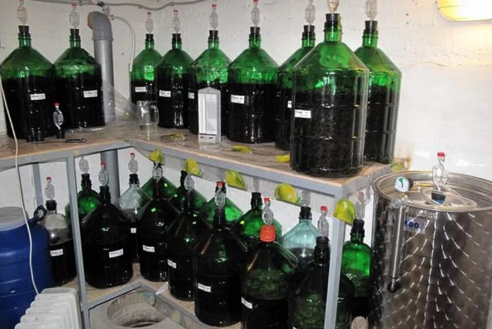 Бутыль с вином. Домашнее вино в бутылях. Хранение вина в бутылках. Вино в пластиковых бутылках. Домашнее вино.