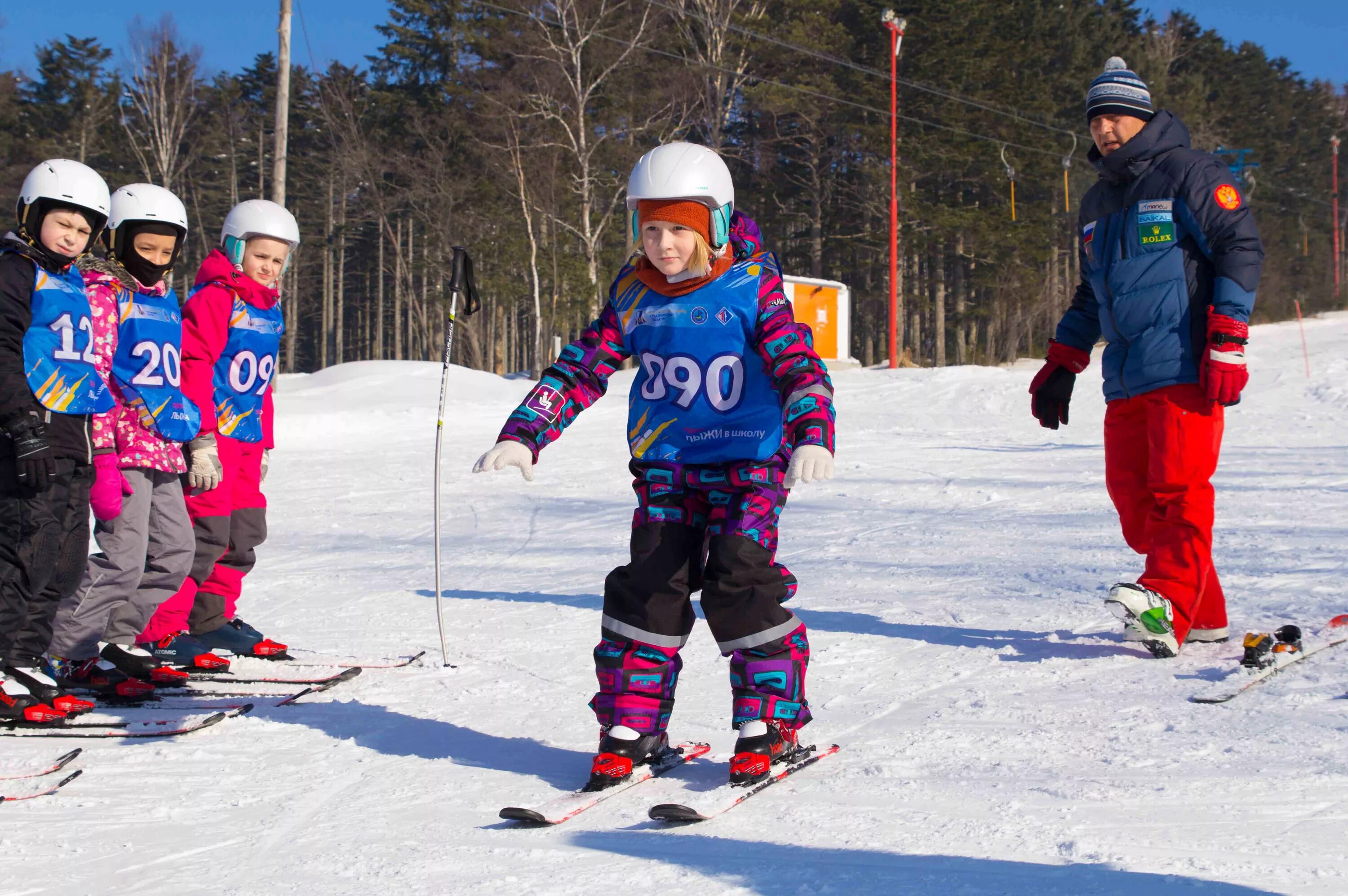 Лыжи ребенку в школу. Лыжи в школе. Школьники на лыжах. Лыжный спорт в школе. Лыжная подготовка в школе.