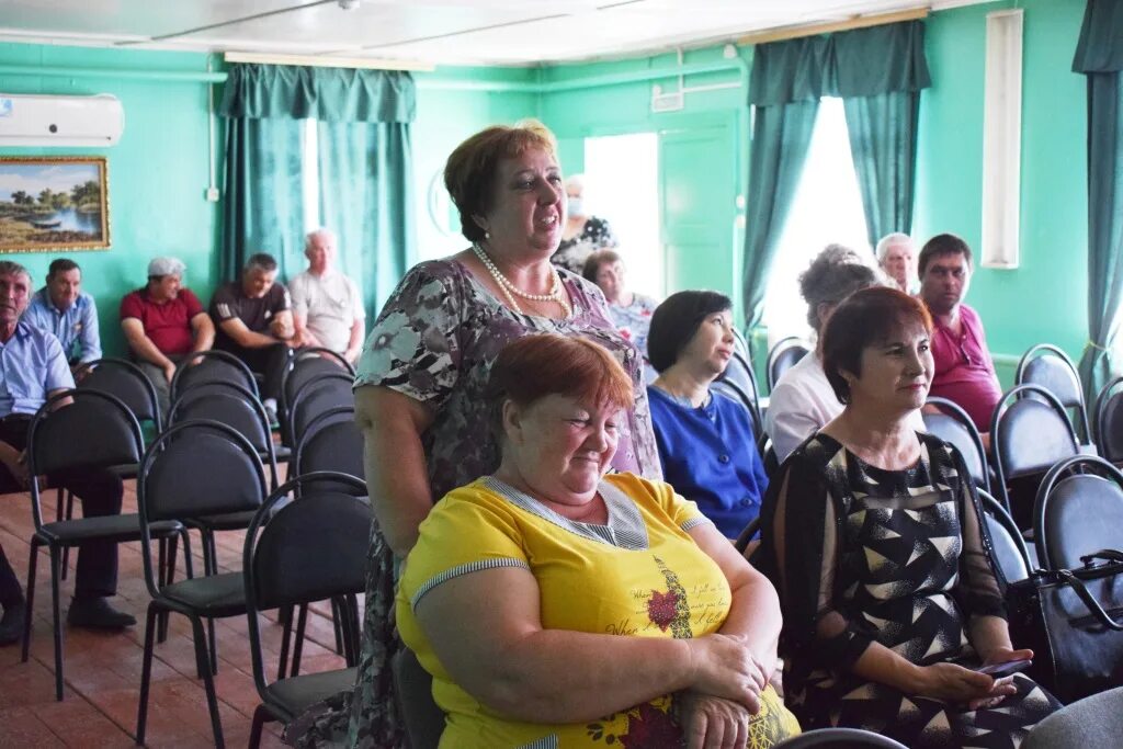 Черноярский район село. Собрания жителей в селе Песчаное. Библиотека с.каменный Яр Черноярского района Астраханской области. Ушаковка администрация Черноярский район. Ушаковка Астраханская область администрация.