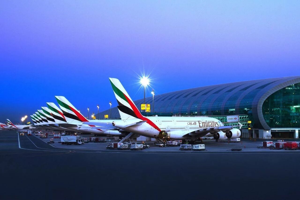 Арабские эмираты аэропорт дубая. Аэропорт Дубай DXB. Дубайский Международный аэропорт (DXB), ОАЭ. Аэропорт Эмирейтс в Дубае. Дубай Интернешнл аэропорт.