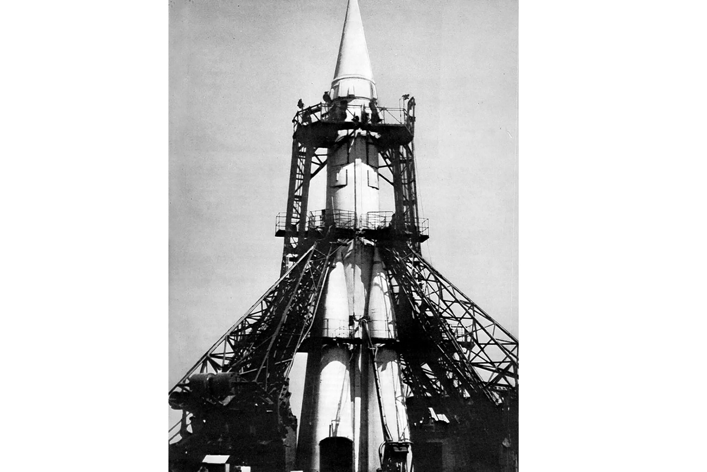 Самая первая баллистическая ракета. Ракета р7 Королев. Р-7 ракета СССР. Межконтинентальная баллистическая ракета СССР 1957. Первая межконтинентальная баллистическая ракета (1957).
