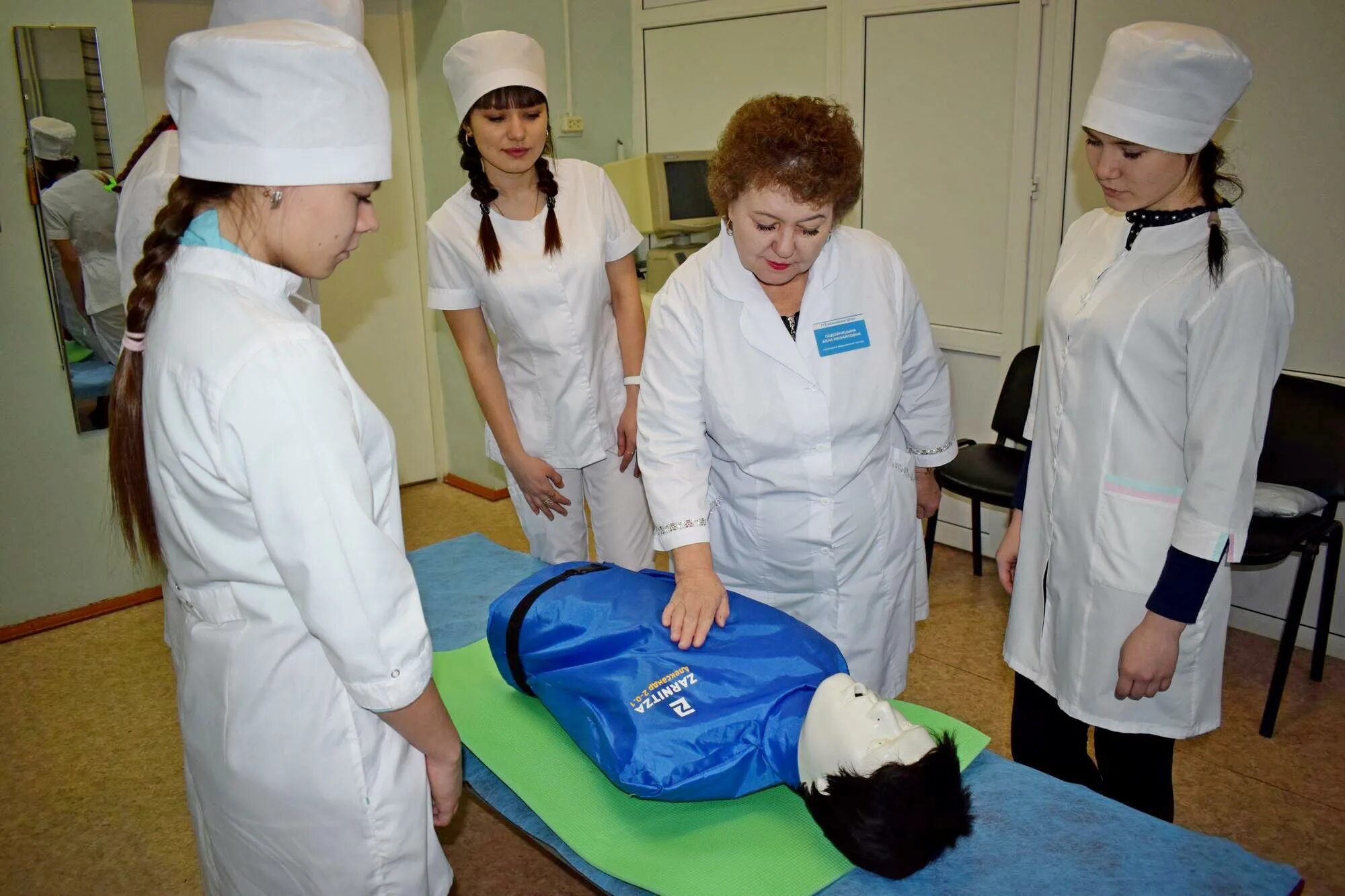 Специалистов со средним и высшим