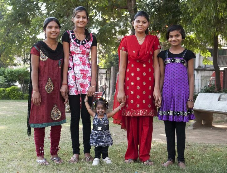 джиоти амге рост. самая маленькая женщина фото. джоти амджи. джиоти амджи самая маленькая девушка в мире. джиоти амге.