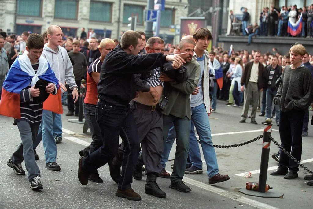 Хрустальная ночь в германии 1938. Немецкий погром в москве произошел в контексте. Кражи в магазинах пятерочка. Немецкий погром в москве произошел в контексте. Погром на манежной площади 2002.