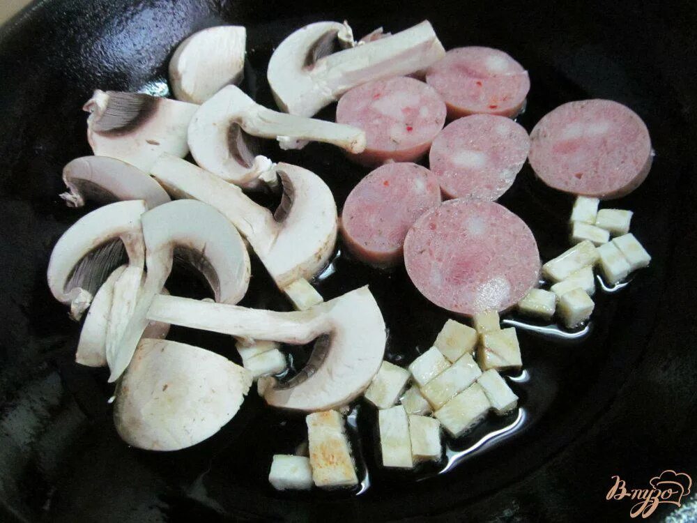 Колбаски грибами. Жареная картошка с грибами и колбасой. Блюдо из колбасы и грибов. Грибные сосиски. Жареные острые грибы в колбасках.
