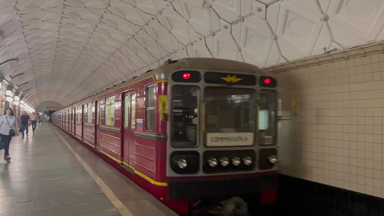 Метро красное видео. 81-717 сокольническая линия. 81-717 красная стрела. 81-717 синергия. Метропоезд красная стрела.