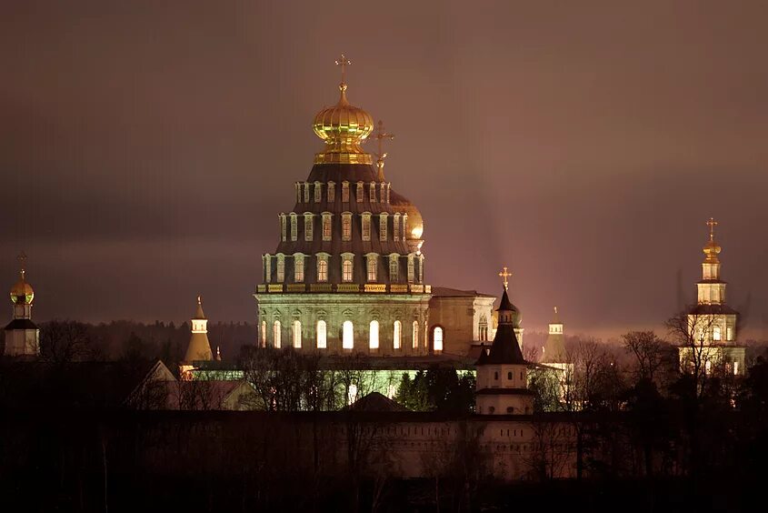 Истра ночью. Ночной иерусалим в истре. Новый иерусалим истра ночью. Новый иерусалим истра ночью. Новоиерусалимский монастырь ночью.