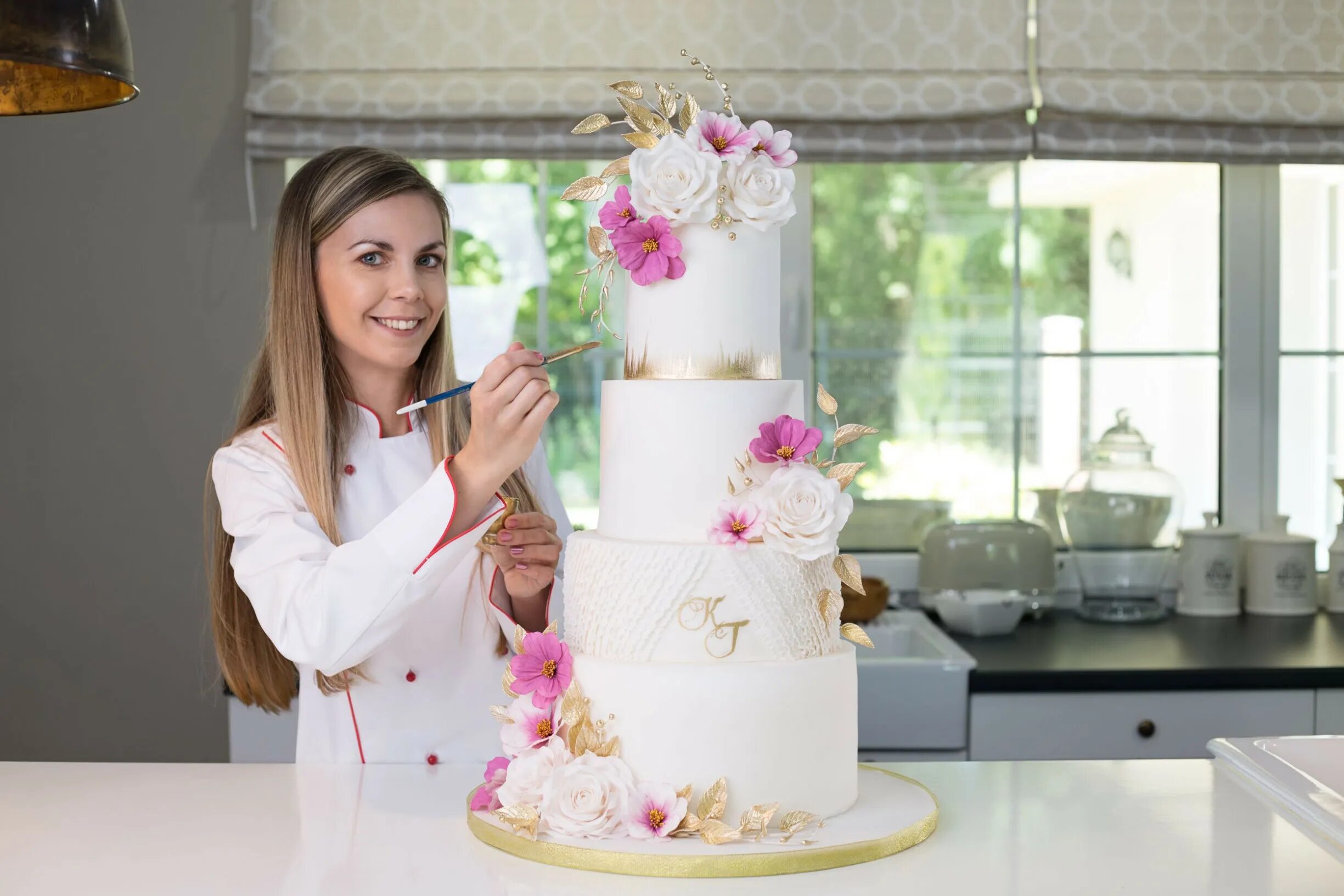 Подарок девушке кондитеру. Девушка с фартуком mockup торт. Торт кондитерский. Подарок девушке кондитеру. Набор для выпечки детский.