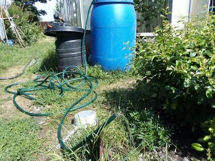 В саду стояла бочка для полива