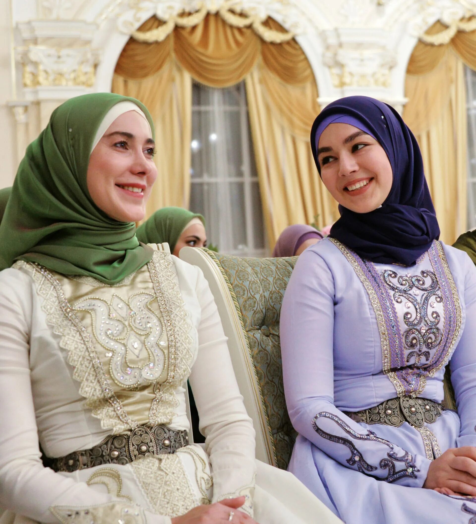 Салихат касумова в никабе. Салихат касумова 2019. Чеченские платья. Макка сагаипова 2021. Национальное платье чеченки.