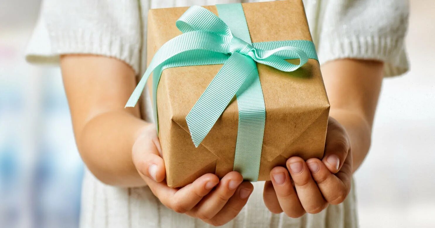 Слово из 5 подарок. Подарок в руках. Большой подарок в руках. Подарки для детей. Дарим подарки.