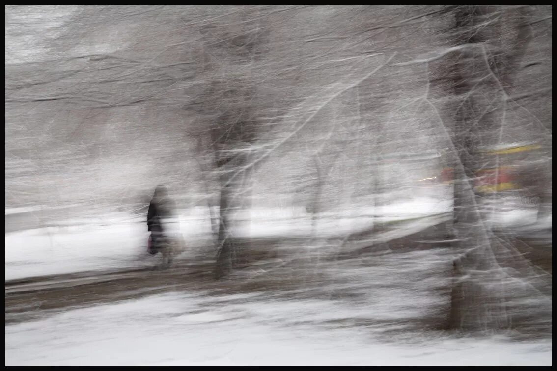 окно зима. за окном стояла зима жуткий холод. свет в окне. за окном стояла зима жуткий холод. снег за окном.