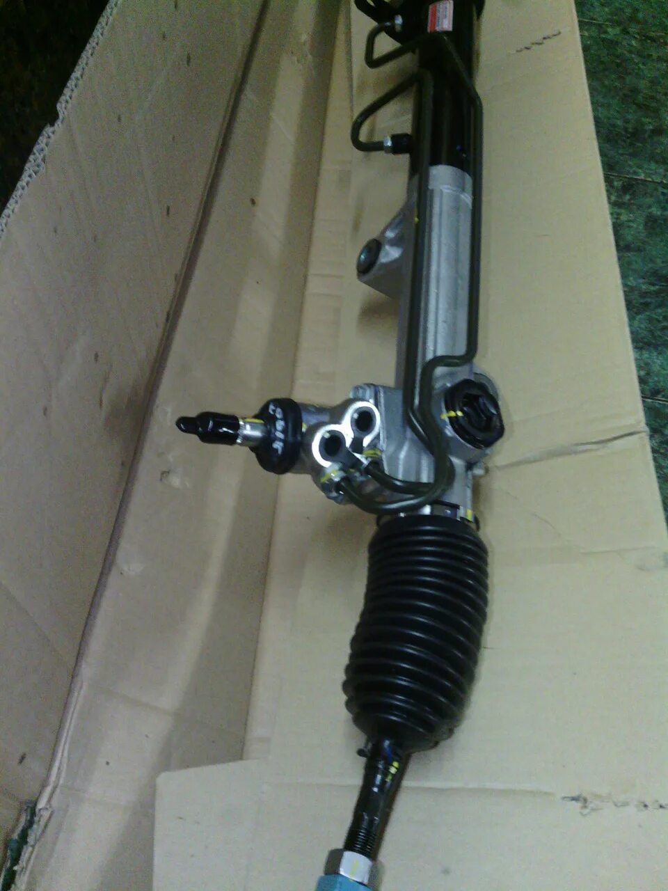 Рулевая рейка кайен 955. Запчасти рулевой рейки porsche. Датчик на рейке порше кайен. Рулевая рейка порше. Запчасти рулевой рейки porsche.