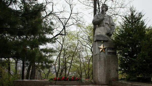 Памятник марии цукановой в фокино. Фокино памятник цукановой. Памятник цукановой владивосток. Памятник цукановой владивосток. Памятник марии цукановой в фокино.