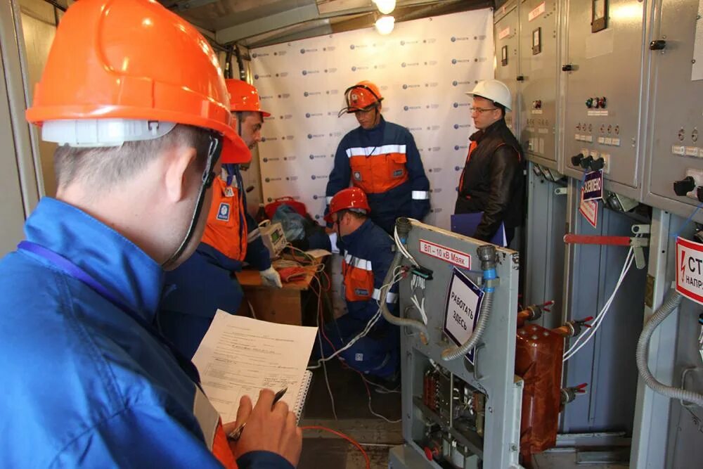 электромонтер. силовой трансформатор 10кв монтаж. электромонтеры трансформаторы. спецодежда россети фск. электроустановка 110 кв.