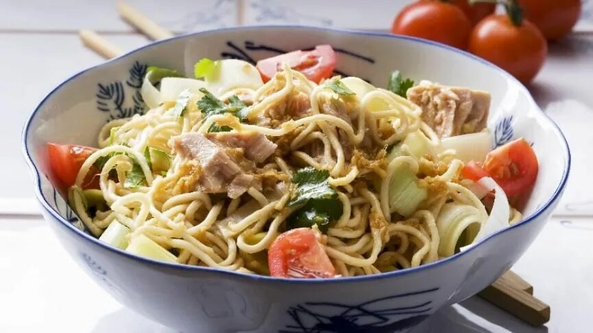 Лапша с тунцом. Миска с лапшой. холодная лапша с тунцом. tin of tuna.