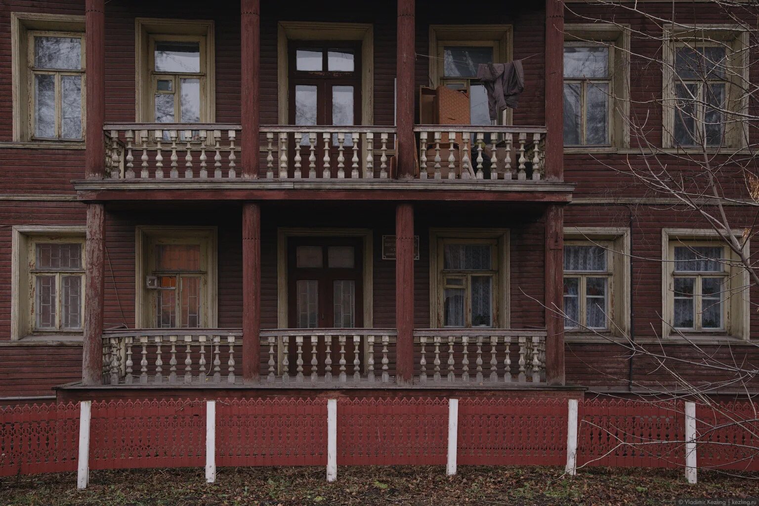 центр народных художественных промыслов и ремесел резной палисад. вологодский дом с резным палисадом. палисад вологда адреса. здание в вологде с резным палисадом. центр народных промыслов резной палисад вологда.